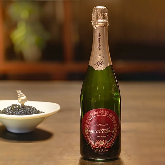 Champagne Cuvée Passion Blanc de Noirs Brut Marguerite Guyot ambientata - Caviar Milan